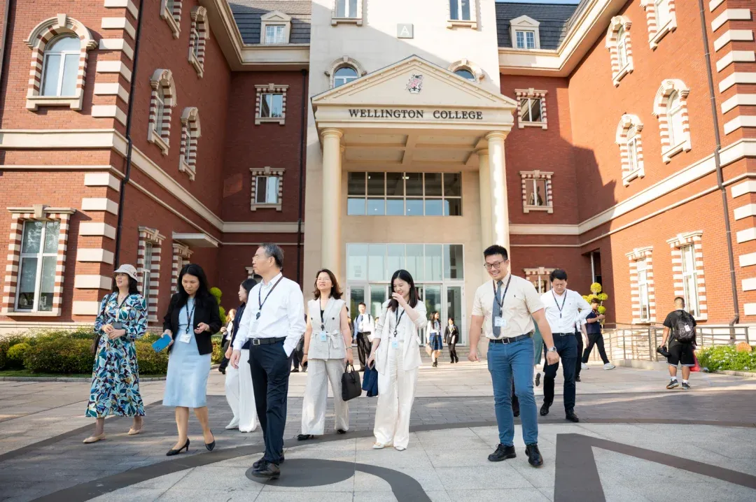 战略合作伙伴传化集团董事长徐冠巨一行莅临我校参观指导